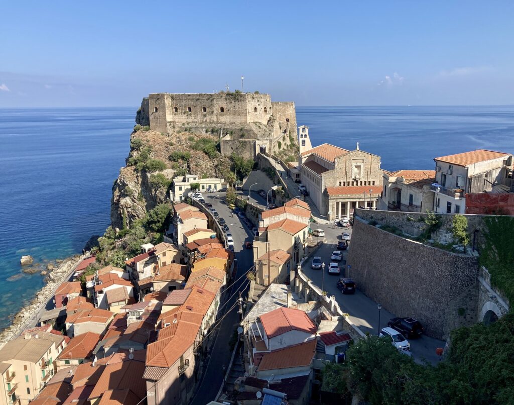 Scilla e Castello Ruffo sul mare