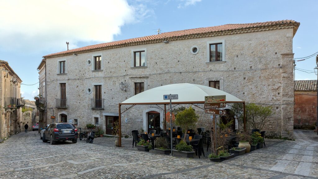 Piazzetta nel borgo di Gerace